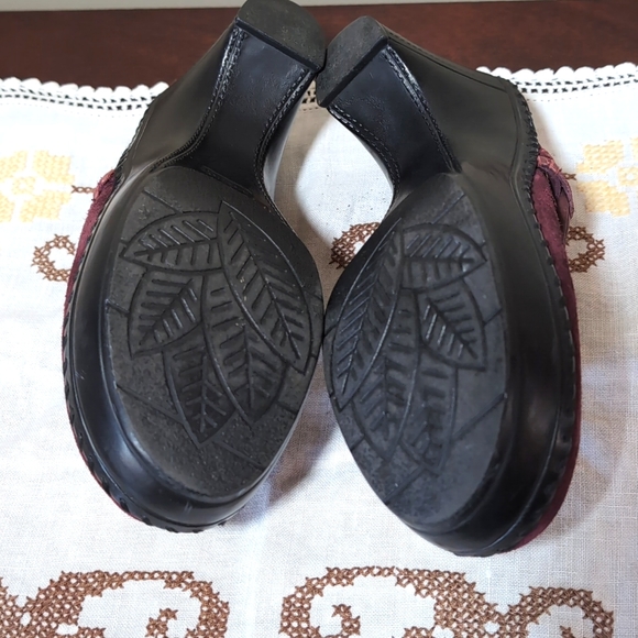 Sz 7.5 "Sophia" Burgundy Suede Clogs by Nurture - Picture 4 of 10